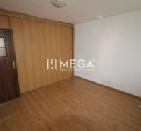 Ein Zimmer in einer 3-Zimmer-Wohnung mit einem Boden in Holzoptik und einem Einbauschrank.