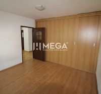 Ein Zimmer in einer 3-Zimmer-Wohnung mit Holzboden und Einbauschrank.