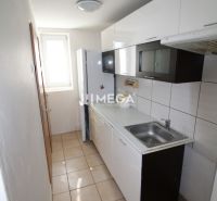 Küche in einer 3-Zimmer-Wohnung mit weißen Schränken und Keramikfliesen.