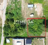 Grundstücke zum Wohnen in Klokočov, in der Klokočov-Straße, mit dichter Vegetation und umliegenden Gebäuden.