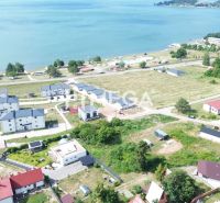 Luftaufnahme von Grundstücken - Wohnen in Klokočov mit Blick auf den See.