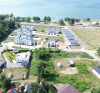 Luftaufnahme von Grundstücken - Wohnen in Klokočov in der Nähe von Wasser und Wäldern.