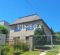 Ein Einfamilienhaus in der Jesenského-Straße in Snina, mit Garten und Umzäunung.