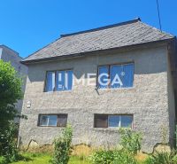 Ein Einfamilienhaus in der Jesenského-Straße in Snina, umgeben von Grün und Bäumen.