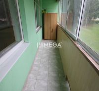 Veranda mit Verglasung, Fliesenboden und Einbauschrank in einer 3-Zimmer-Wohnung.