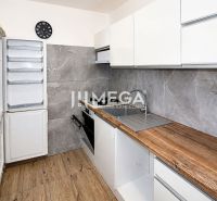 Küche in einer 3-Zimmer-Wohnung mit Holzboden und modernen Geräten.