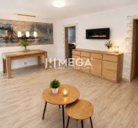 Stilvolles Wohnzimmer in einer 3-Zimmer-Wohnung mit Holzboden.