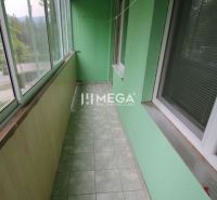 Der Balkon einer 3-Zimmer-Wohnung in der Študentská-Straße in Snina mit grünen Wänden und Fliesen.