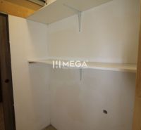 Stauraum mit Regalen in einer 3-Zimmer-Wohnung, weiße Wände und heller Boden.