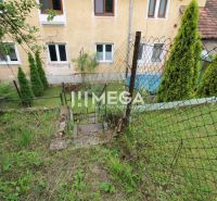 Hof mit Pflanzen bei einer 5-Zimmer-Wohnung oder größer in der Gagarinova-Straße in Snina.