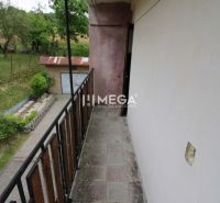 Ein Balkon mit Blick auf den Garten in einer Wohnung mit 5 oder mehr Zimmern in der Gagarinova-Straße in Snina.