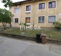Eine ältere 5-Zimmer-Wohnung oder mehr in der Gagarinova-Straße in Snina mit einem kleinen Vorgarten.