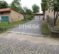 Exterieur einer 5-Zimmer-Wohnung oder größer in der Gagarinova-Straße in Snina, mit Garage und Zufahrtsstraße.