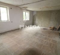 Wohnung mit 5 oder mehr Zimmern mit Holzboden und rohen Wänden.