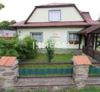 Ein Einfamilienhaus in Ulič, Adresse Ulič 131, mit einem Vorgarten und einem Holztor.