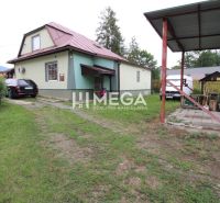 Einfamilienhaus in der Straße Ulič 131, mit Garten, Auto und Unterstand.