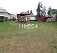 Garten beim Einfamilienhaus in Ulič, Ulič 131 mit Rasenfläche und Holz.