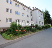 Das Wohnhaus in der Nemocničná-Straße, Humenné, umgeben von einem Blumengarten, bietet eine 2-Zimmer-Wohnung an.