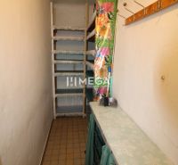 Stauraum in einer 2-Zimmer-Wohnung mit Schränken und Garderobenwand.