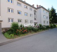 Wohnungseinheit in der Nemocničná-Straße in Humenné mit angepasster Umgebung und Grünflächen.