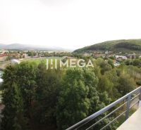 Blick vom Balkon auf den Sportplatz mit bewaldeter Umgebung in Snina in der Palárikova-Straße.
