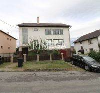 Ein Einfamilienhaus in Snina in der Straße Snina mit Garten und Parkmöglichkeiten vor dem Haus.