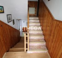 Treppe in einem Einfamilienhaus mit Holzverkleidung, Boden mit Holzdekor, Dekorationen an den Wänden.