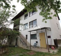 Ein Einfamilienhaus in der Straße in Snina mit zwei Etagen, Bäumen und einer Außentreppe.