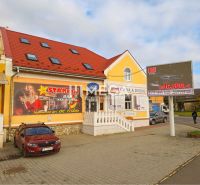 Gebäude mit Werbungen in der Staničná-Straße in Humenné, neben den Büros.