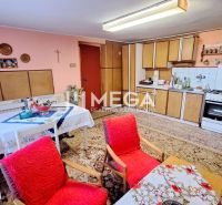Küche in einem Einfamilienhaus mit Möbeln und Dekorationen, Boden mit Holzdekor.