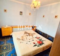 Schlafzimmer mit Bett und Teppichmuster in einem Einfamilienhaus.