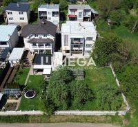 Einfamilienhäuser in der Gagarin-Straße in Snina mit Gärten und Rasenflächen.