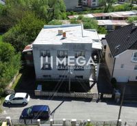 Das Einfamilienhaus in der Gagarinova-Straße in Snina, umgeben von Grünflächen und benachbarten Gebäuden.