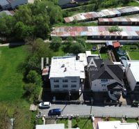 Einfamilienhäuser in der Gagarin-Straße in Snina, umgeben von Grünflächen und benachbarten Gebäuden.