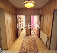 Interieur eines Einfamilienhauses mit vier Zimmern und Holzvertäfelung an den Wänden.