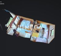 3D-Grundriss einer Hütte mit zwei Schlafzimmern, ausgestattet mit Betten und Möbeln.