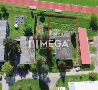 Das Gebäude in der Tyršova-Straße in Humenné mit einem nahegelegenen Spielplatz und Grünflächen in der Umgebung.