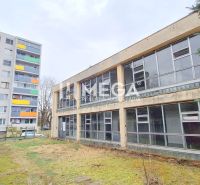 Das Gebäude in der Tyršova-Straße in Humenné mit älterer Verglasung neben dem Plattenbau.