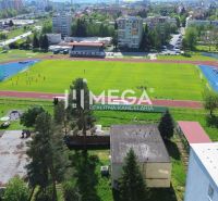 Leichtathletikstadion und Umgebung in der Tyršova-Straße in Humenné mit Blick auf die umliegenden Gebäude.