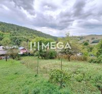 Der Garten bei der Hütte in der Gegend von Drienovec in Humenné, umgeben von Grün und Hügeln.