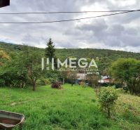 Garten bei der Hütte im Kleingartenbereich Drienovec in Humenné mit Blick auf bewaldete Hügel.