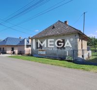 Einfamilienhaus in Kochanovce in der Straße Kochanovce, mit Rasen und Zaun, klarer Himmel.