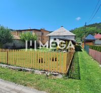 Einfamilienhaus in Kochanovce in der Straße Kochanovce mit Vorgarten und Holzzaun.