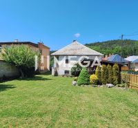 Garten bei einem Einfamilienhaus in Kochanovce in der Straße Kochanovce mit Rasen und Sträuchern.