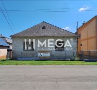 Einfamilienhaus in Kochanovce in der Straße Kochanovce mit Umzäunung und Garten.