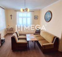 Wohnzimmer in einem Einfamilienhaus mit Sofa und Holzboden-Dekor.