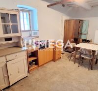 Interieur eines Einfamilienhauses mit Retro-Möbeln, Konsole, Tisch und Stühlen.