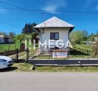 Ein Einfamilienhaus in Zbudská Belá in Zbudská Belá mit einem weißen Auto vor dem Tor.