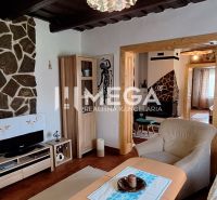 Wohnzimmer in einem Einfamilienhaus mit Steindekoration und Holzboden.