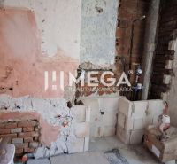 Unvollständige Wand in Renovierung in einer 2-Zimmer-Wohnung zeigt Vorbereitungen für Installationen.
